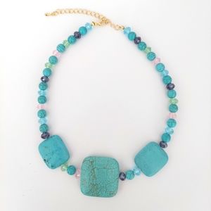 TURQUOISE STATEMENT SHORT NECKLACE WITH MULTICOLOR BEADS NEW NEVER WORN